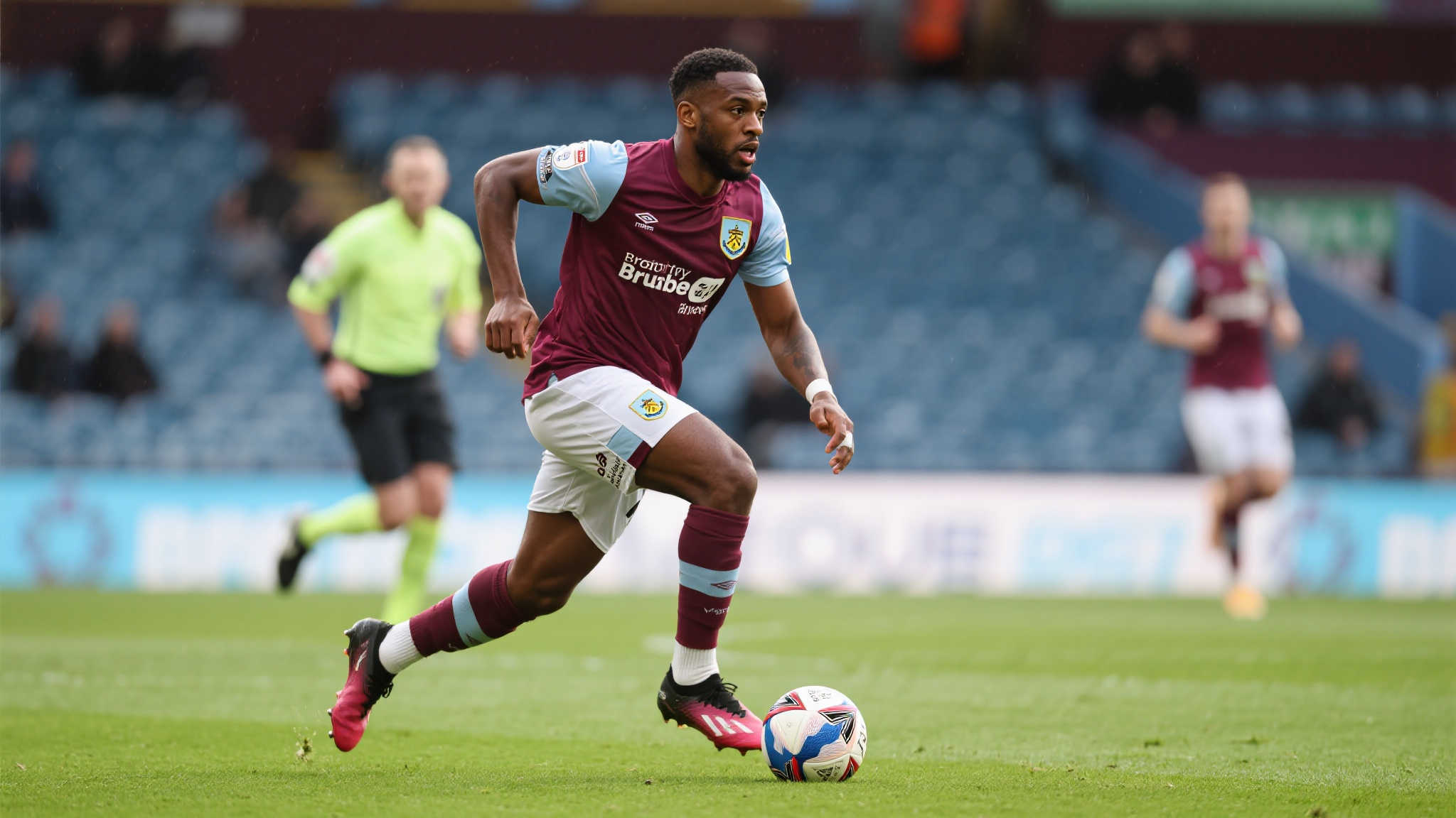 曼联拟出价6300万镑加浮动费用引进布伦特福德核心姆贝乌莫 从某种程度上来说,伊凡·托尼因禁赛给了其他新星崭露